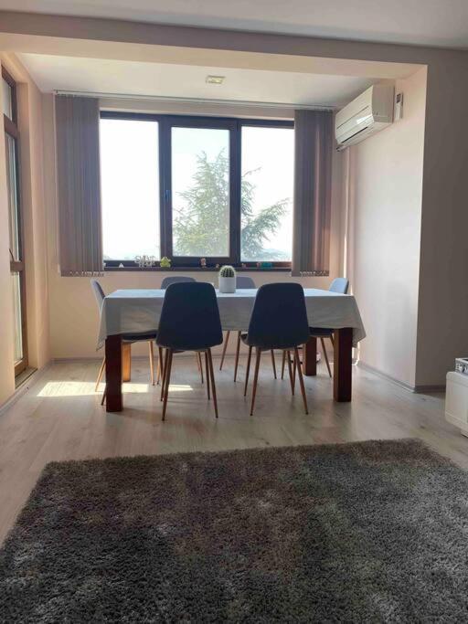 Sunny Spacious Apartment In A Great Location Kazanlŭk Exteriér fotografie