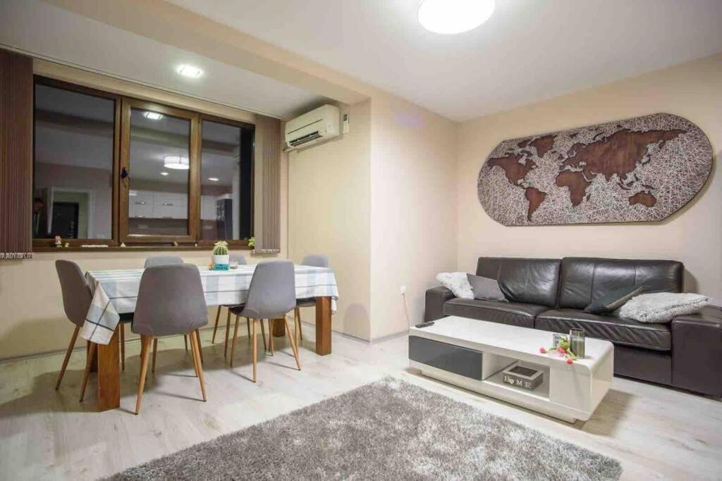 Sunny Spacious Apartment In A Great Location Kazanlŭk Exteriér fotografie